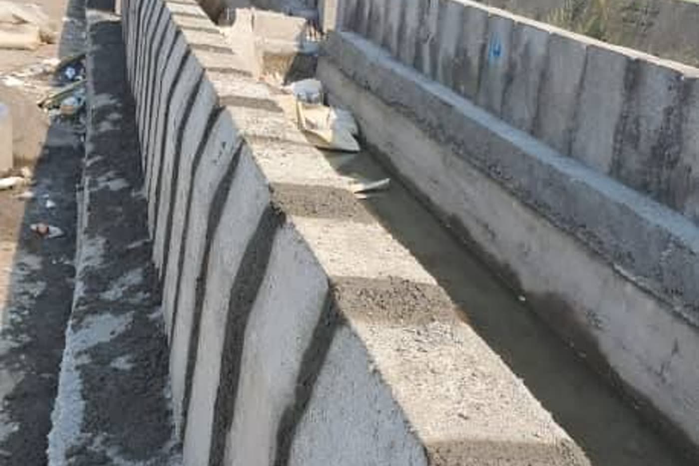 کانال بتنی اجراشده در حاشیهٔ مسیر