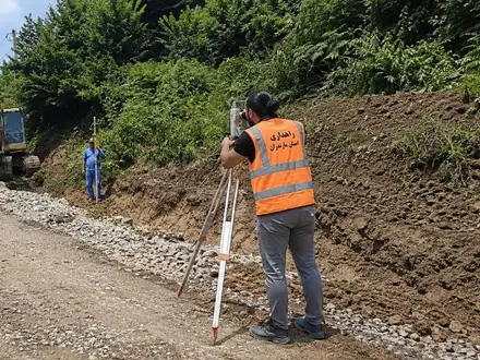 Surveying and levelling the shoulder on the supervised axis, beside the earthworks