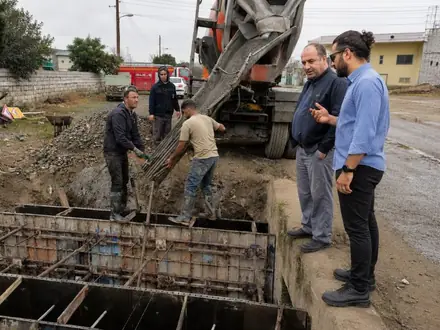 Pouring a structure with the concrete pump, under supervision