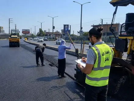 Supervising the laying and compaction of the asphalt surface on the supervised axis
