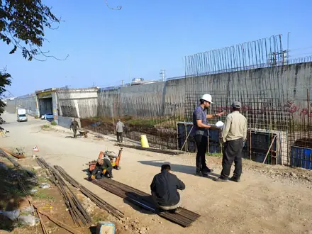 Wall formwork and reinforcement, under supervision