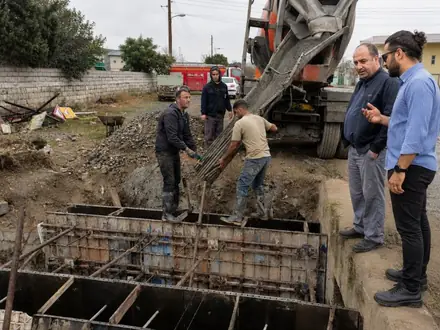 Pouring a structure with the concrete pump