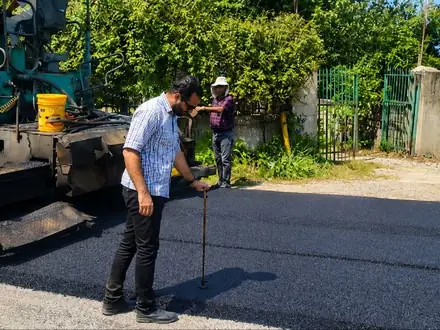 Checking the thickness of the freshly laid asphalt