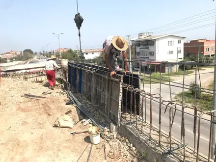 Formwork and reinforcement of the retaining wall beside the axis